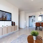 Coastal 2Br Apartment, Parking, Pool