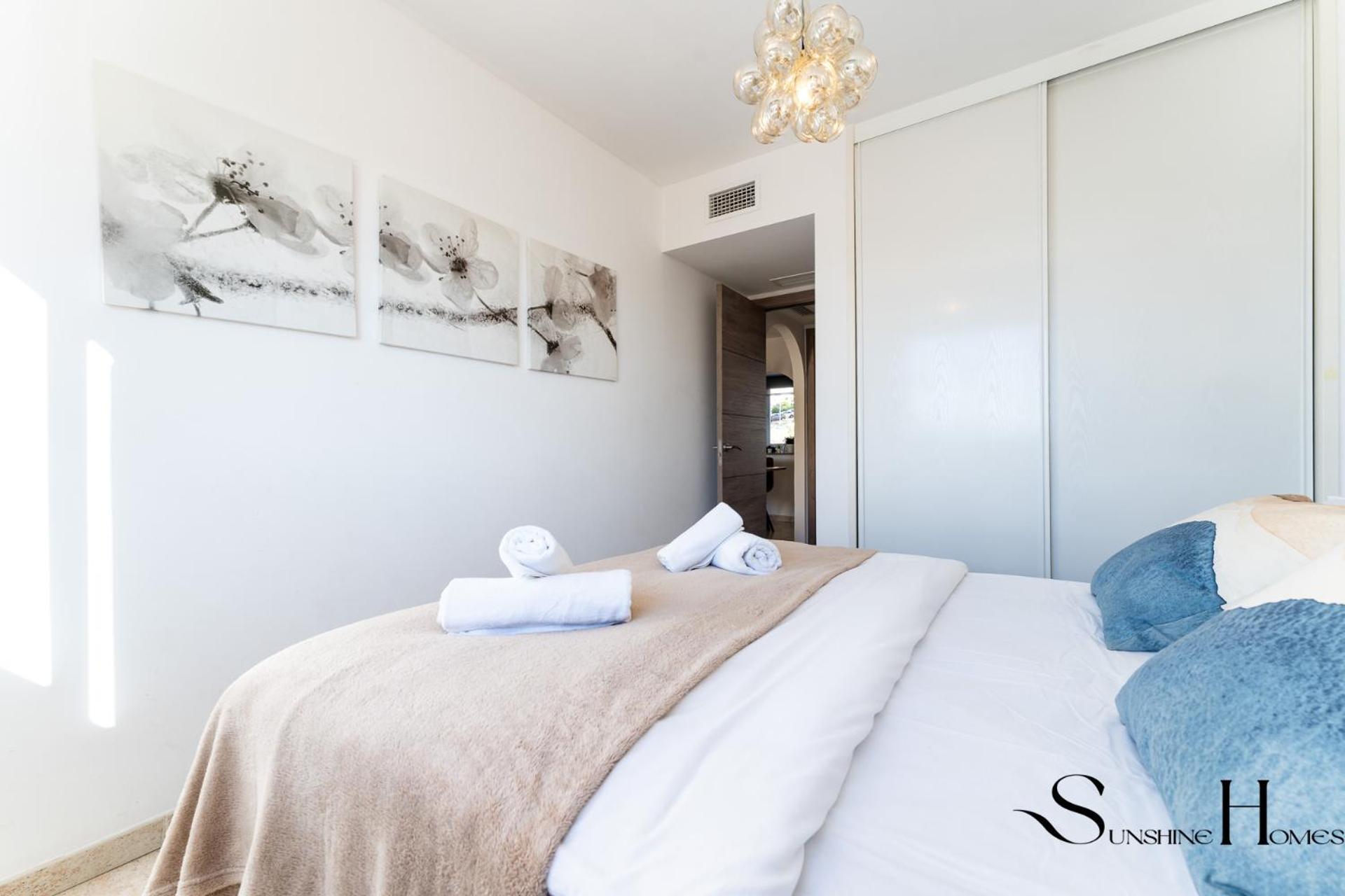 Coastal 2br Apartment, Parking, Pool *