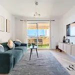 Coastal 2Br Apartment, Parking, Pool