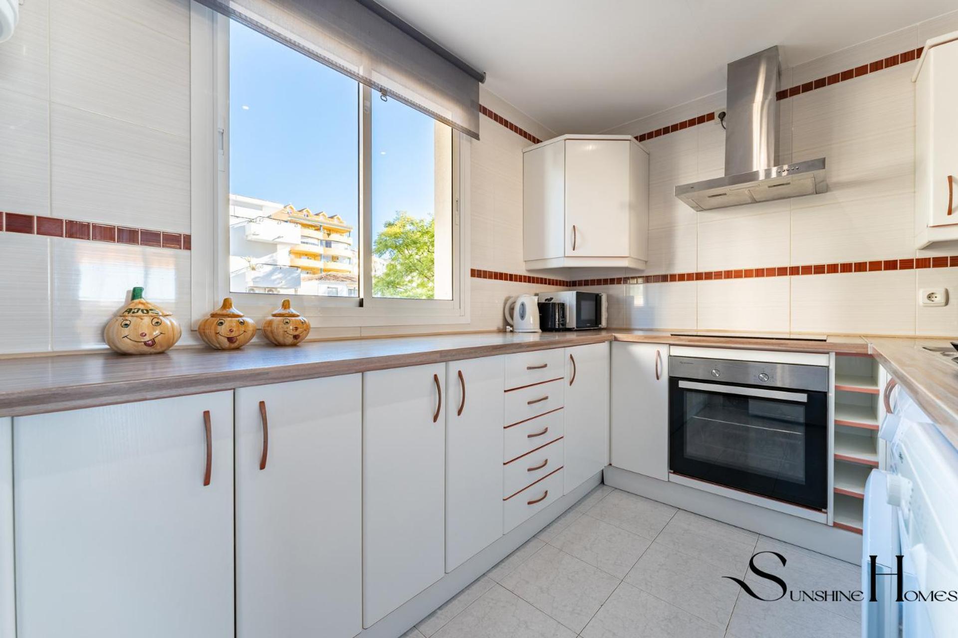 Coastal 2br Apartment, Parking, Pool